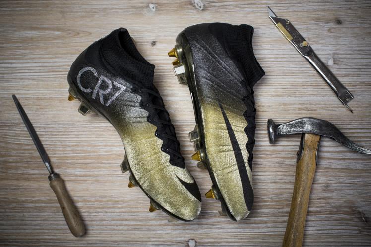 Nike CR7 gold
